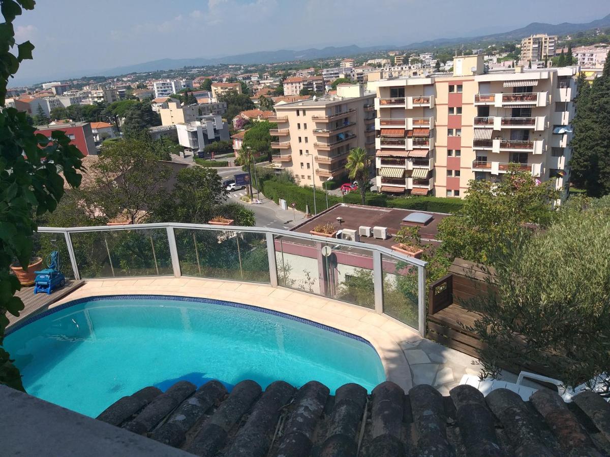 Joli Appartement Centre Saint-Raphael Piscine Extérieur photo