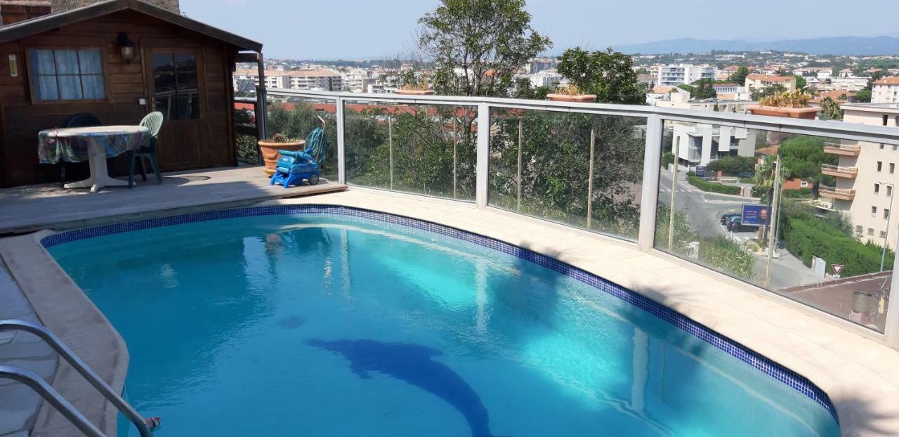 Joli Appartement Centre Saint-Raphael Piscine Extérieur photo
